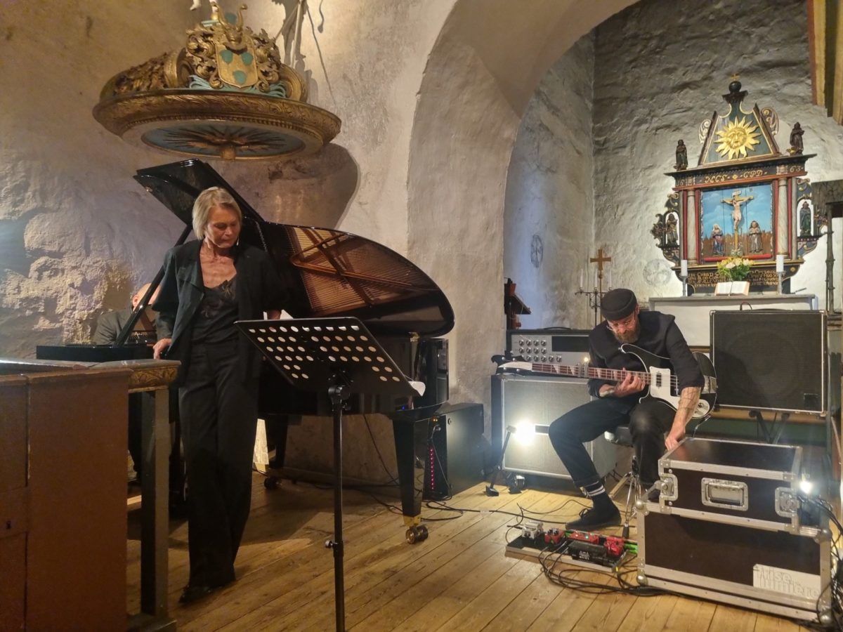 Juni Dahr et frise lumière en performance au Dype Åndedrag Festival à Bærum en Norvège
