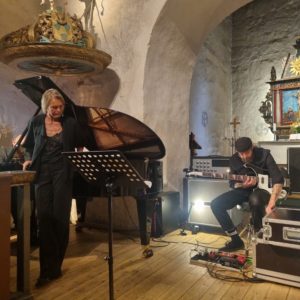 Juni Dahr et frise lumière en performance au Dype Åndedrag Festival à Bærum en Norvège