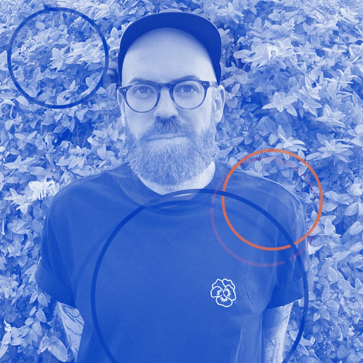 Portrait de frise lumière en bleu Klein avec cercles graphiques