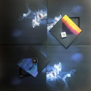Édition vinyle d’ambo de frise lumière avec patch brodé à la main par Marisa Pereira et carte postale analogique filmsoup par Tania Vila Díaz.